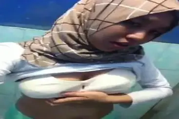 Ilyani Jilbab Kemeja Kotak Kotak Lagi Sange